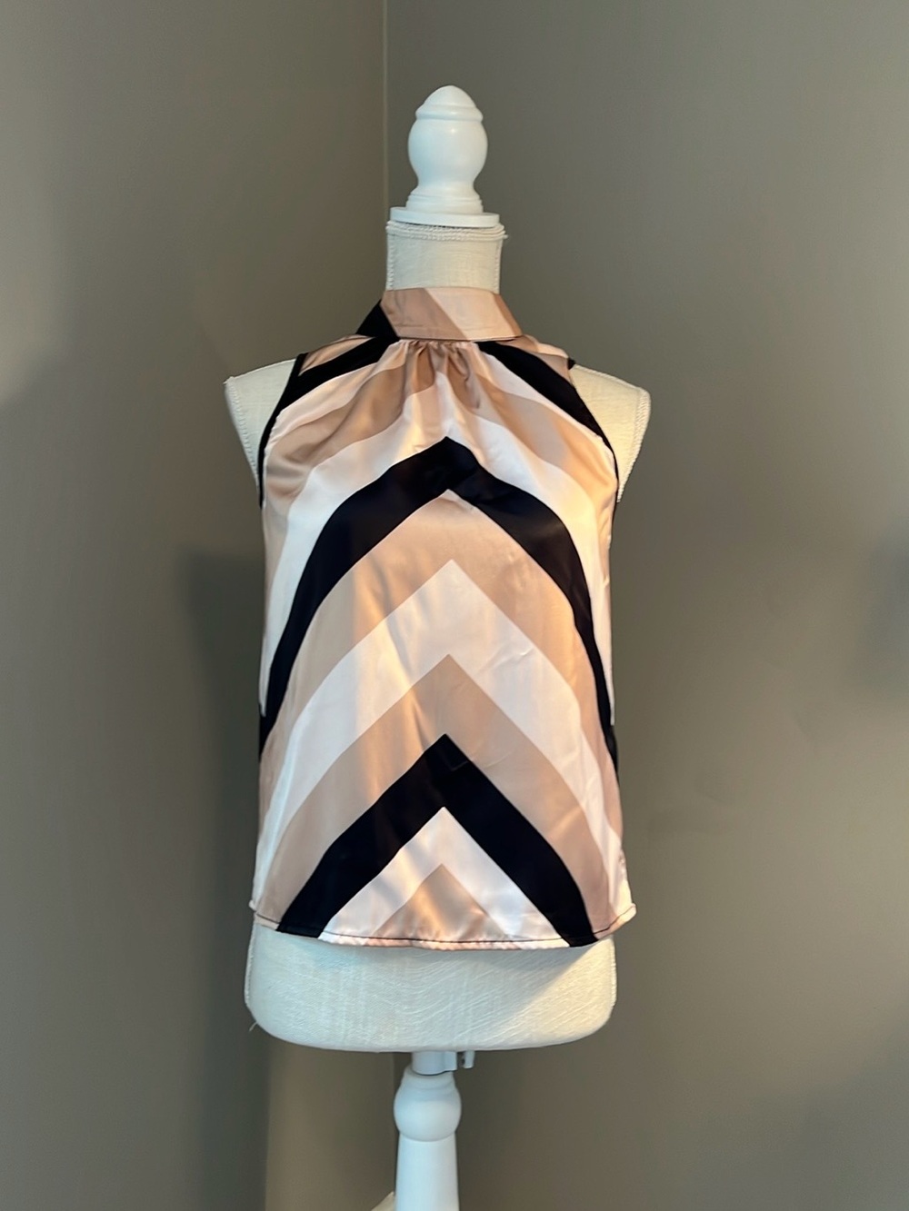 SHEIN Sleeveless Geo Chevron Halter Top in Blush and Black XS